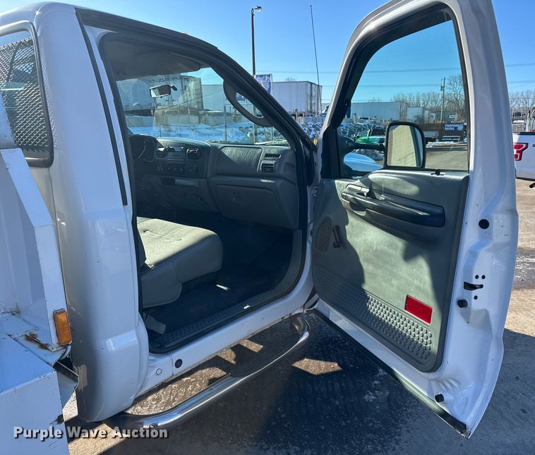 image for item DQ0628 2005 Ford  F550 utility / service truck