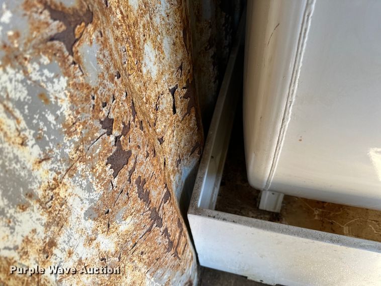 image for item DQ0642 Shipping container with fuel tank