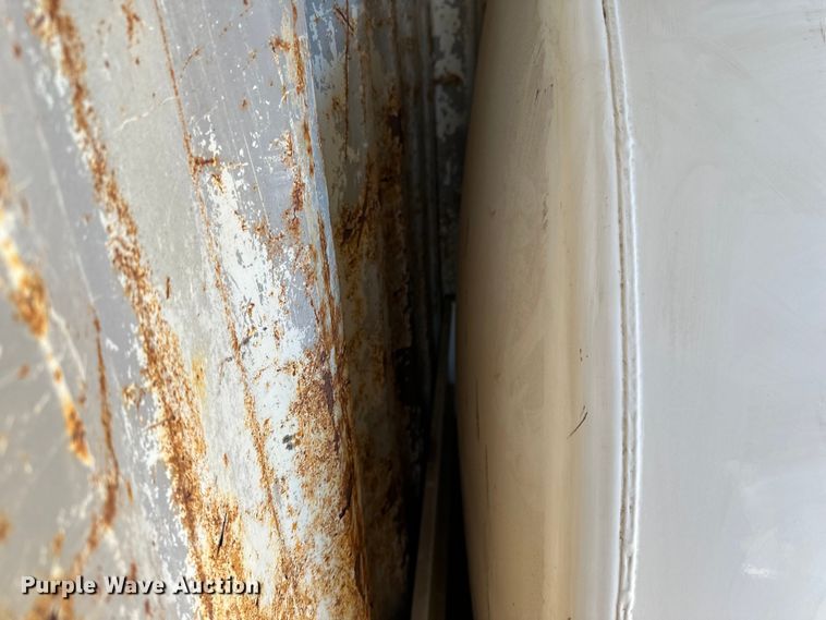 image for item DQ0642 Shipping container with fuel tank