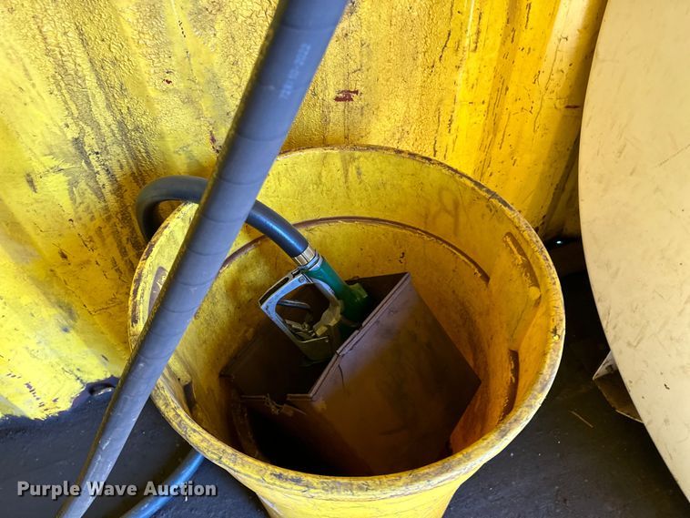 image for item DQ0643 Shipping container with fuel tank