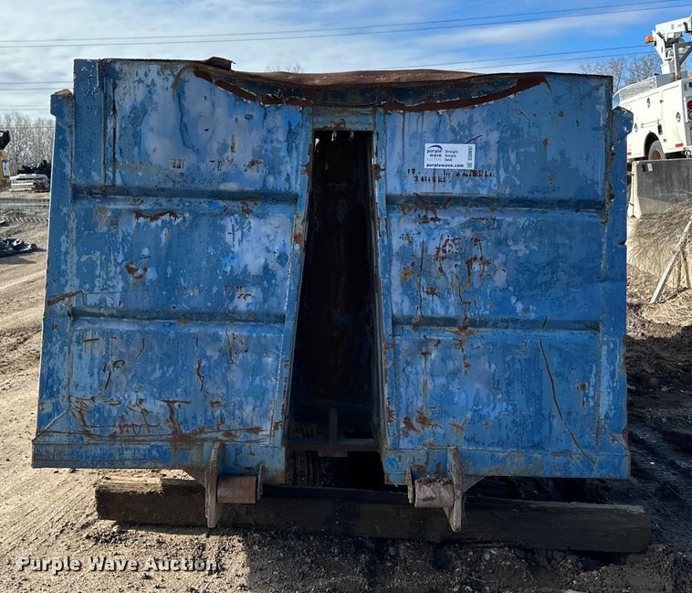 image for item DQ0697 Roll-off dumpster