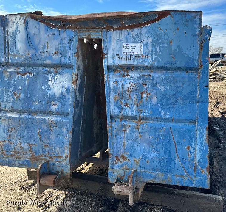 image for item DQ0697 Roll-off dumpster
