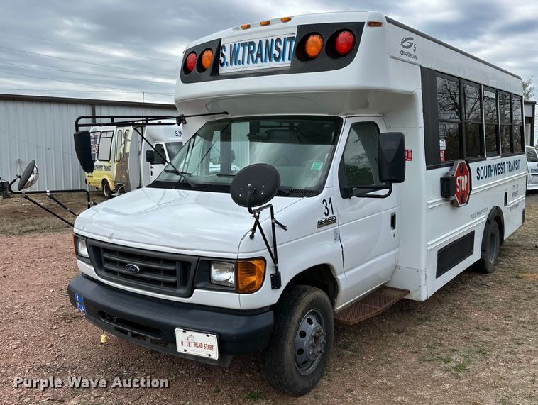 image for item DG4344 2006 Ford E450 shuttle bus