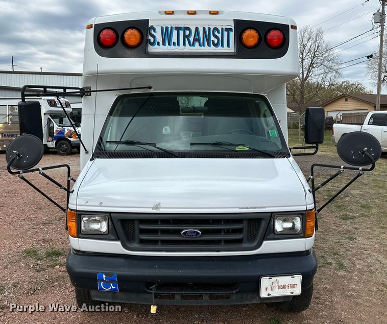 image for item DG4344 2006 Ford E450 shuttle bus