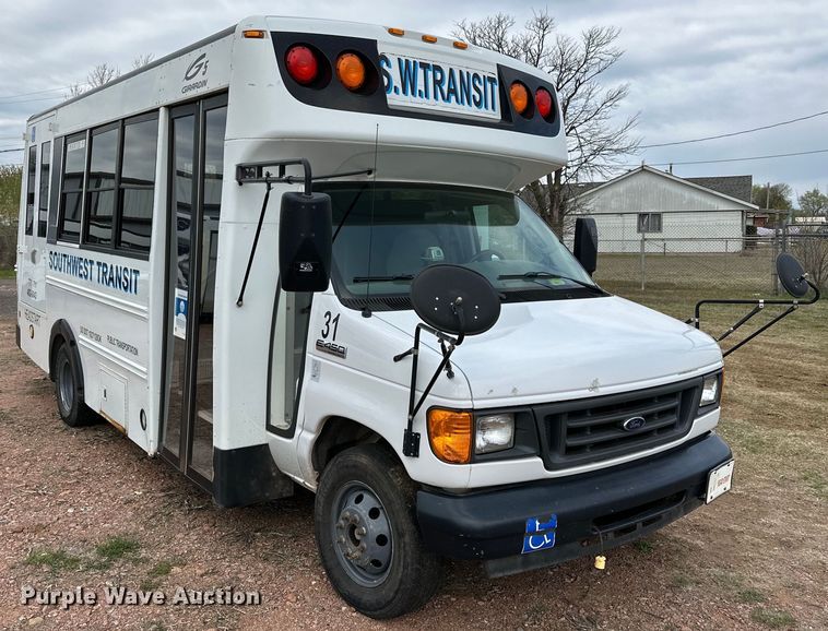 image for item DG4344 2006 Ford E450 shuttle bus