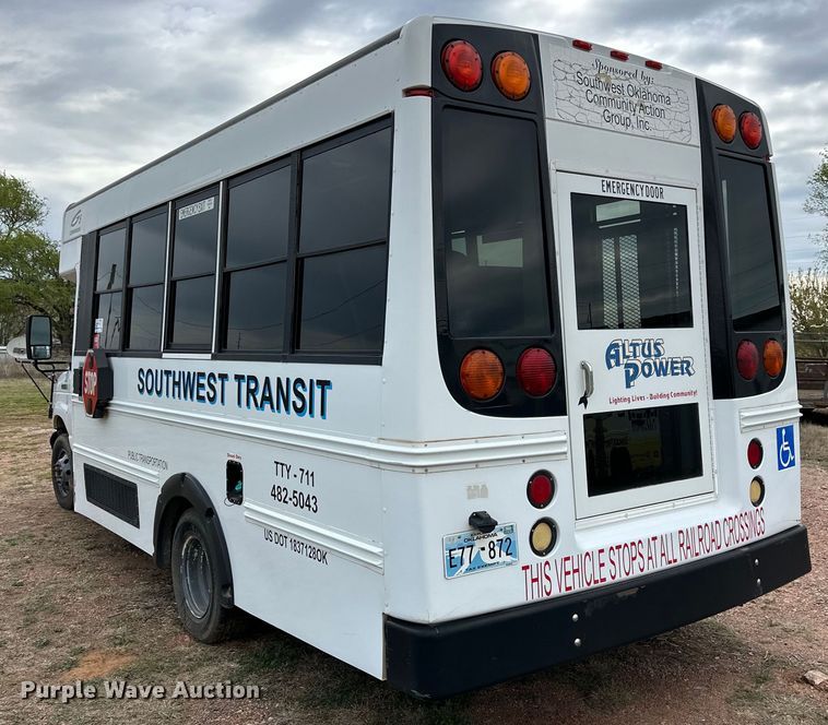 image for item DG4344 2006 Ford E450 shuttle bus