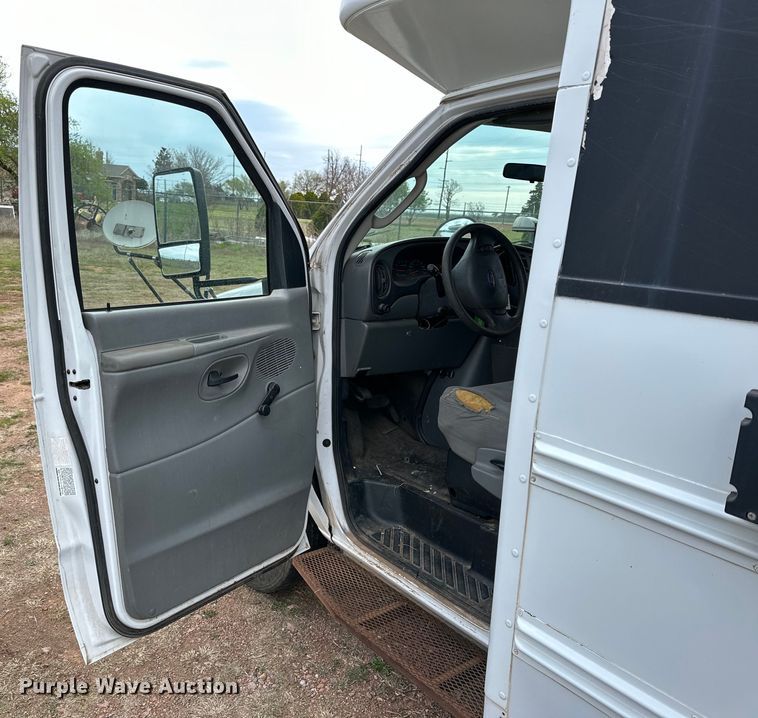 image for item DG4344 2006 Ford E450 shuttle bus