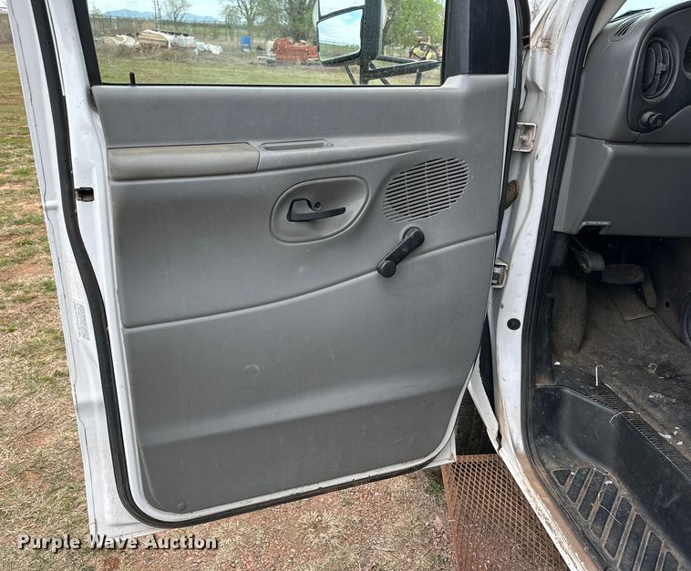 image for item DG4344 2006 Ford E450 shuttle bus