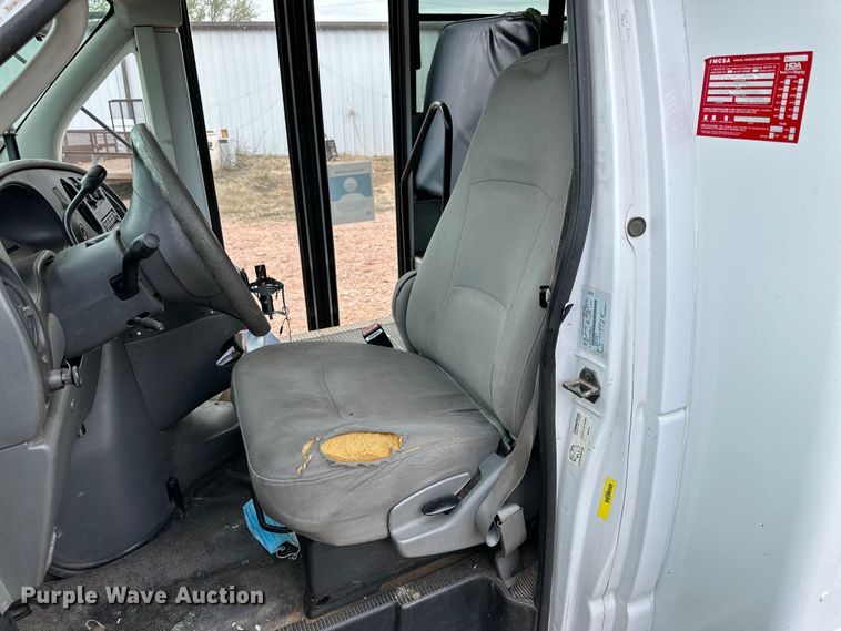 image for item DG4344 2006 Ford E450 shuttle bus