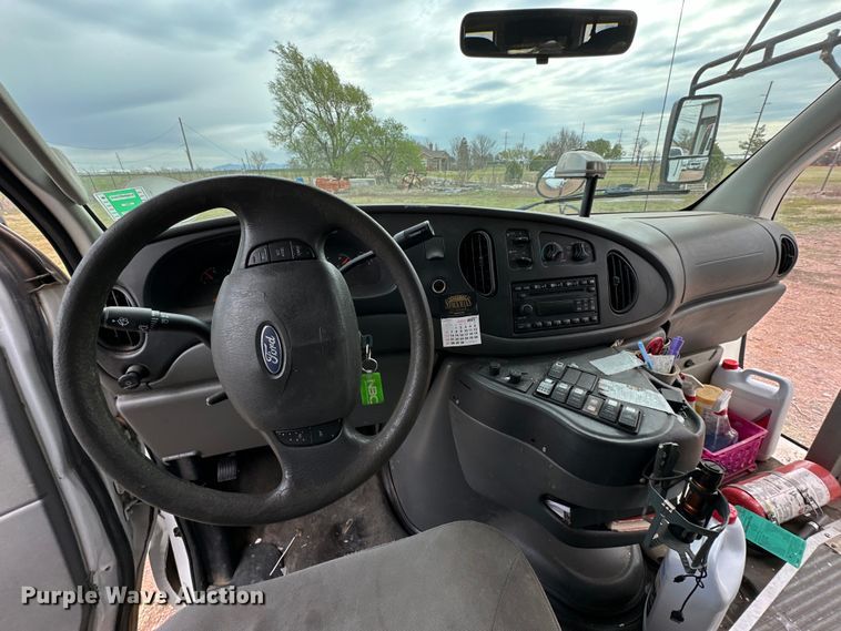 image for item DG4344 2006 Ford E450 shuttle bus