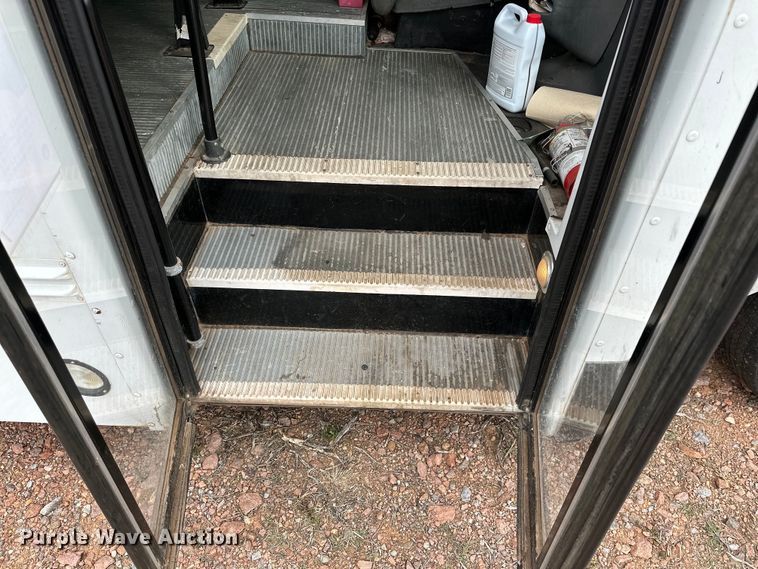 image for item DG4344 2006 Ford E450 shuttle bus