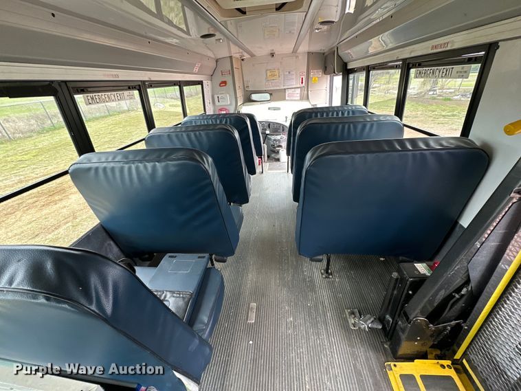 image for item DG4344 2006 Ford E450 shuttle bus