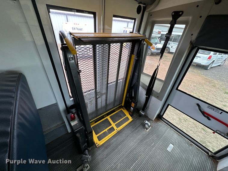 image for item DG4344 2006 Ford E450 shuttle bus