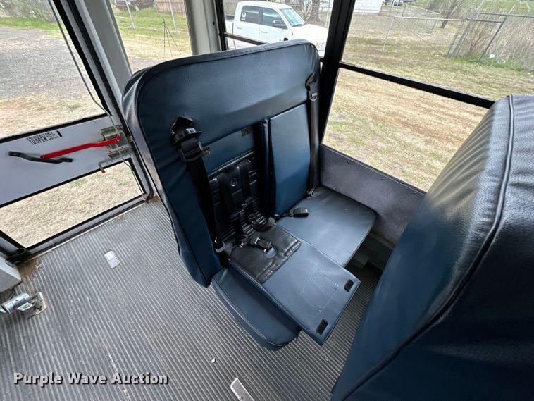 image for item DG4344 2006 Ford E450 shuttle bus