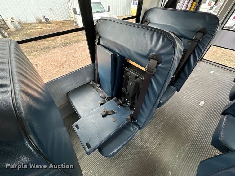 image for item DG4344 2006 Ford E450 shuttle bus