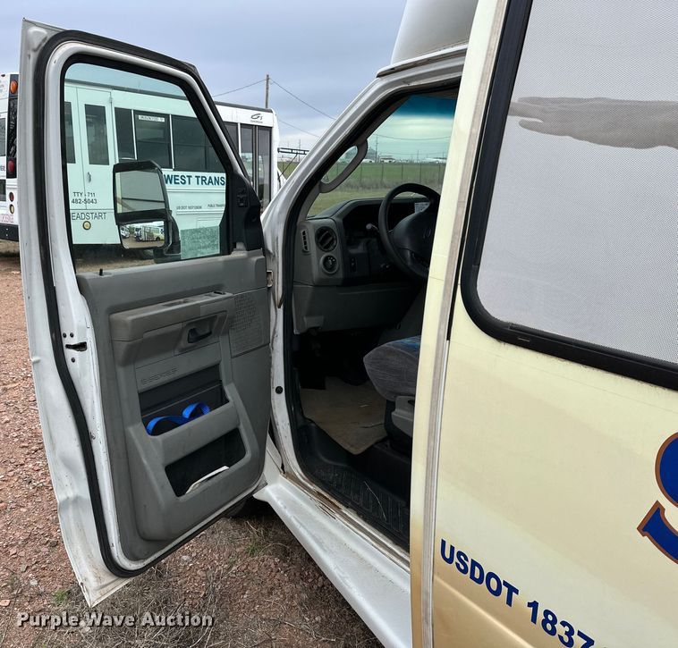 image for item DG4345 2009 Ford  E450 shuttle bus
