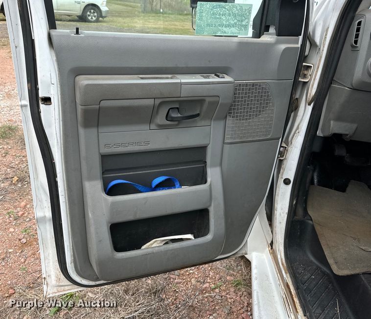 image for item DG4345 2009 Ford  E450 shuttle bus