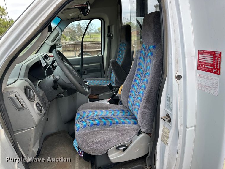 image for item DG4345 2009 Ford  E450 shuttle bus