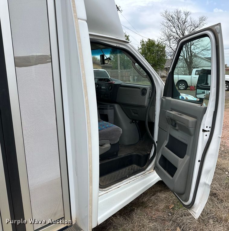 image for item DG4345 2009 Ford  E450 shuttle bus