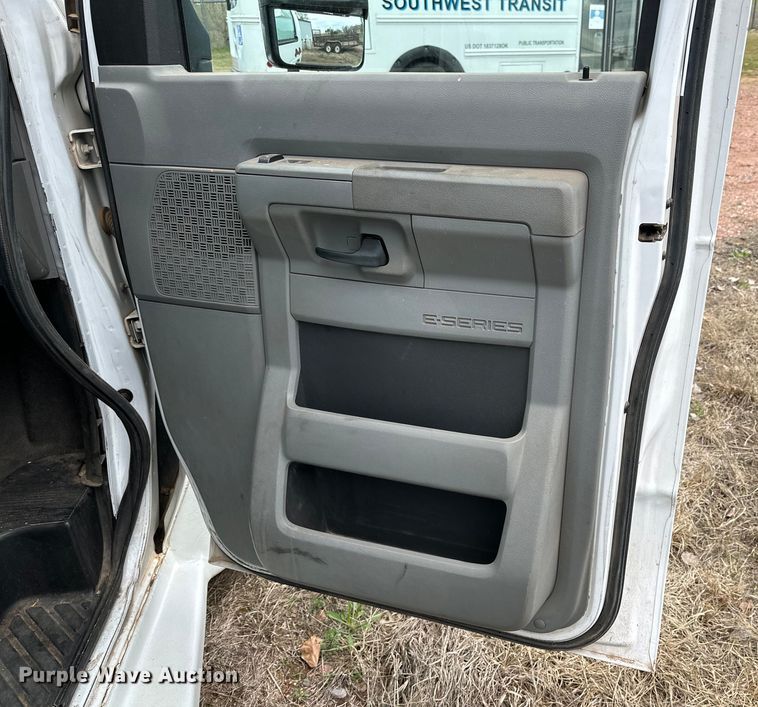 image for item DG4345 2009 Ford  E450 shuttle bus