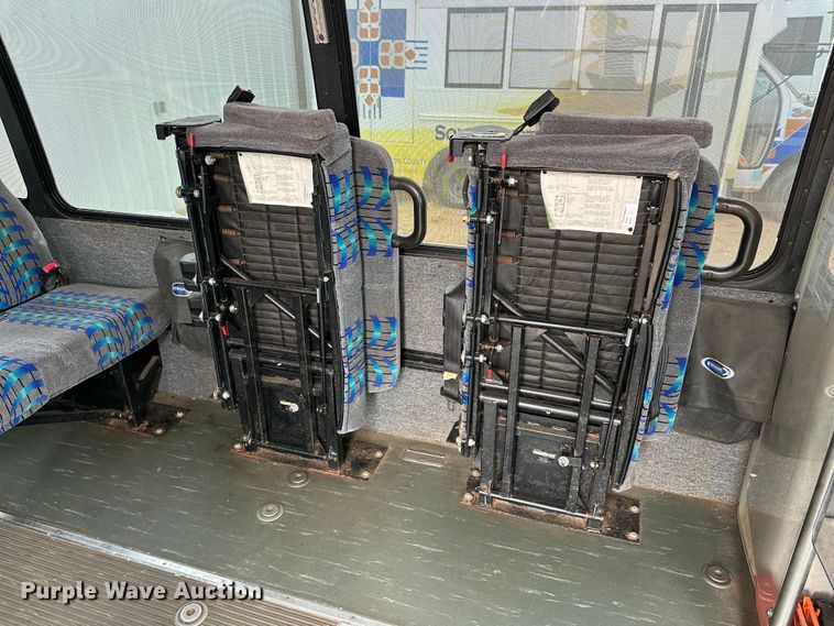 image for item DG4345 2009 Ford  E450 shuttle bus