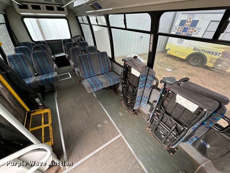 image for item DG4345 2009 Ford  E450 shuttle bus