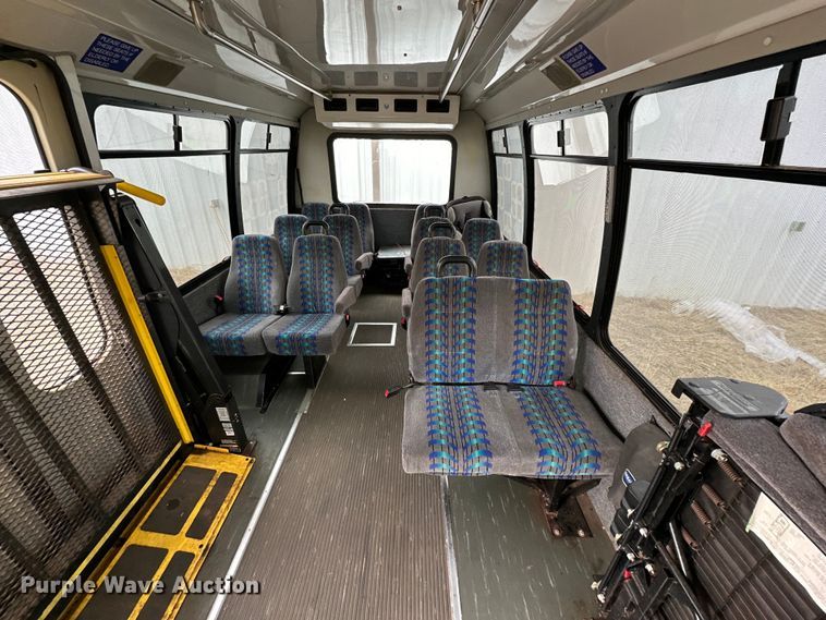 image for item DG4345 2009 Ford  E450 shuttle bus