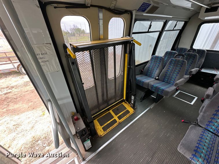 image for item DG4345 2009 Ford  E450 shuttle bus