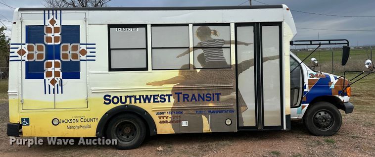 image for item DG4347 2007 Ford E450 shuttle bus