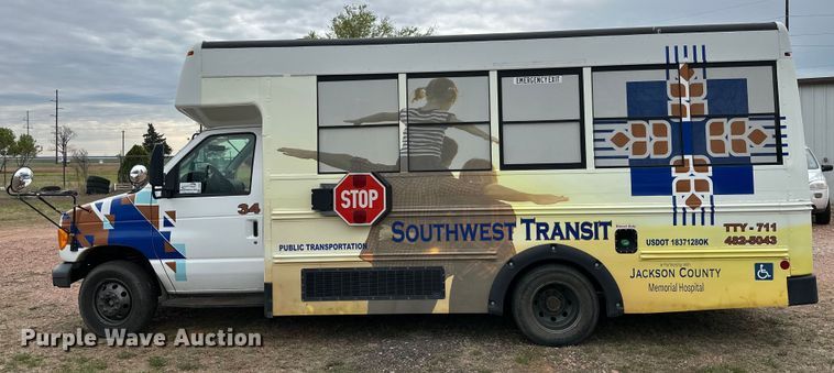 image for item DG4347 2007 Ford E450 shuttle bus