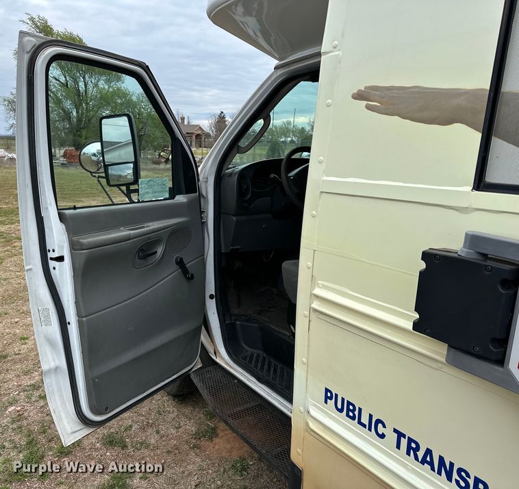 image for item DG4347 2007 Ford E450 shuttle bus