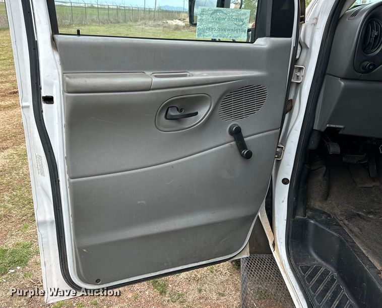 image for item DG4347 2007 Ford E450 shuttle bus