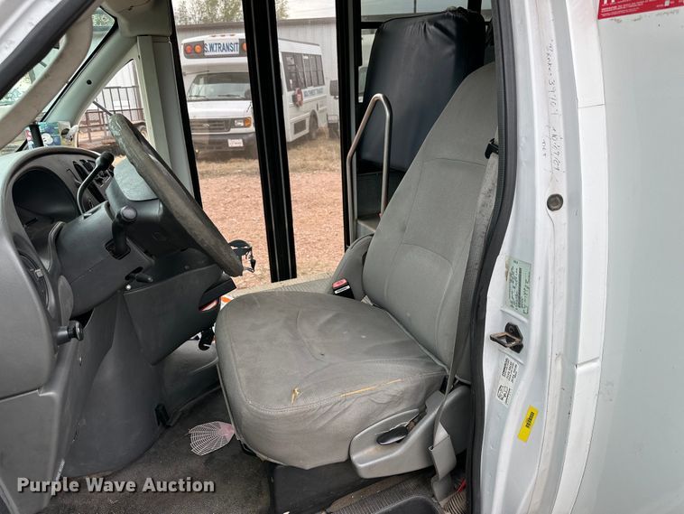 image for item DG4347 2007 Ford E450 shuttle bus