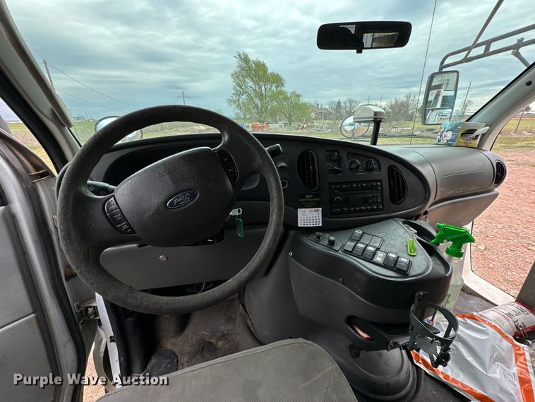 image for item DG4347 2007 Ford E450 shuttle bus