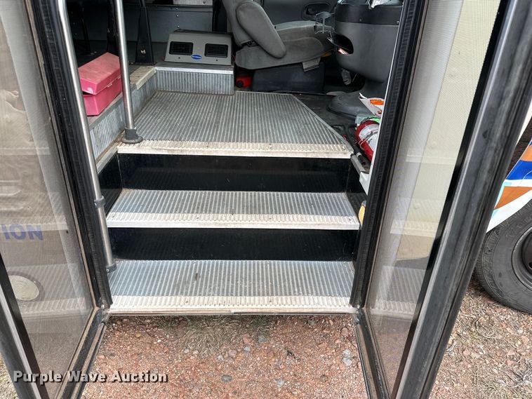 image for item DG4347 2007 Ford E450 shuttle bus