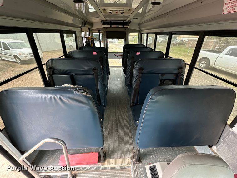 image for item DG4347 2007 Ford E450 shuttle bus