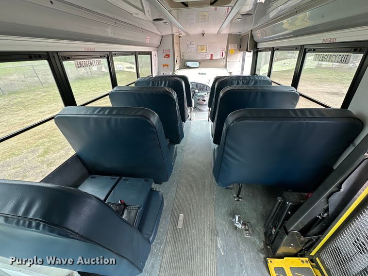 image for item DG4347 2007 Ford E450 shuttle bus