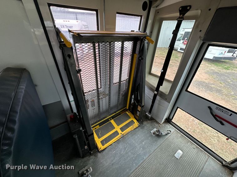 image for item DG4347 2007 Ford E450 shuttle bus