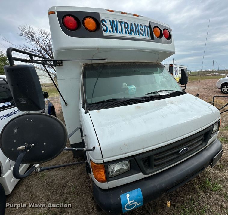 image for item DG4348 2006 Ford E450 shuttle bus