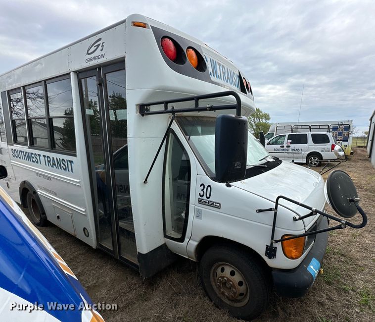 image for item DG4348 2006 Ford E450 shuttle bus