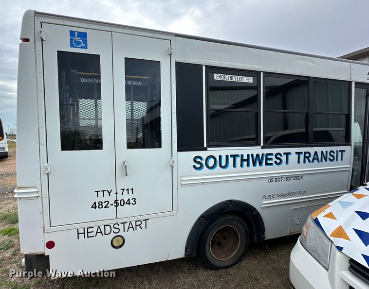 image for item DG4348 2006 Ford E450 shuttle bus