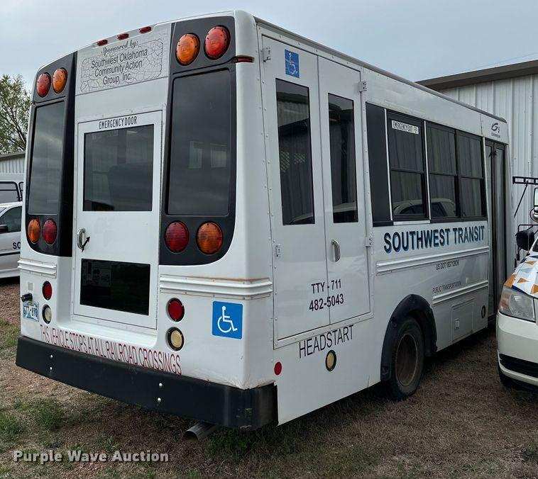 image for item DG4348 2006 Ford E450 shuttle bus