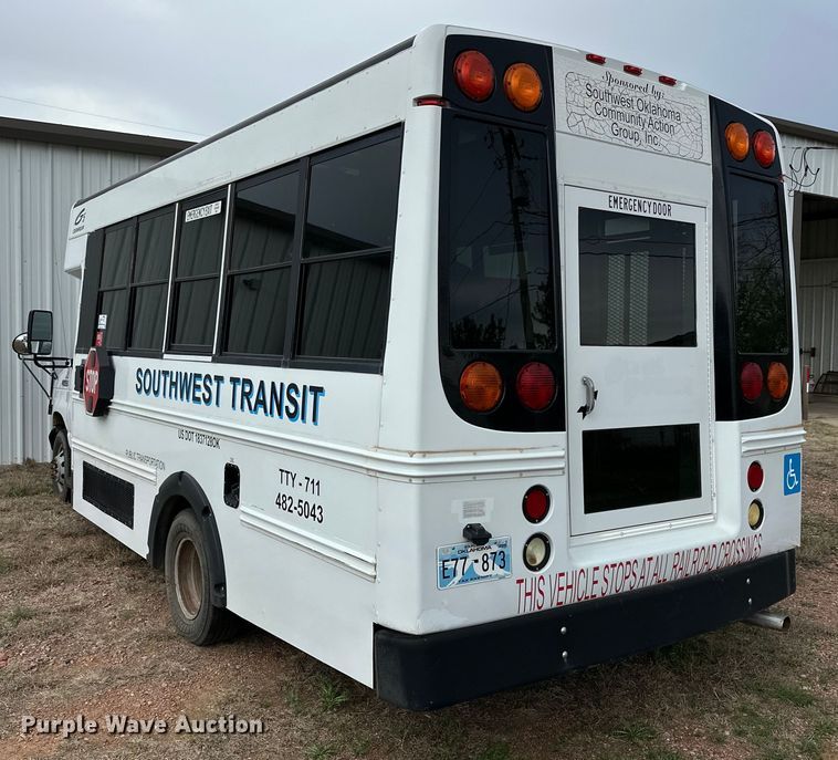 image for item DG4348 2006 Ford E450 shuttle bus