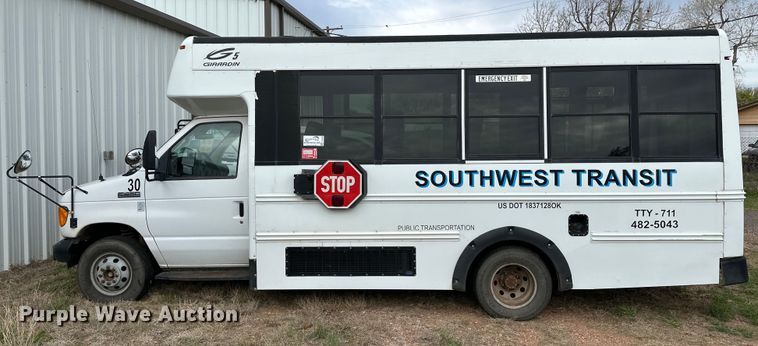 image for item DG4348 2006 Ford E450 shuttle bus