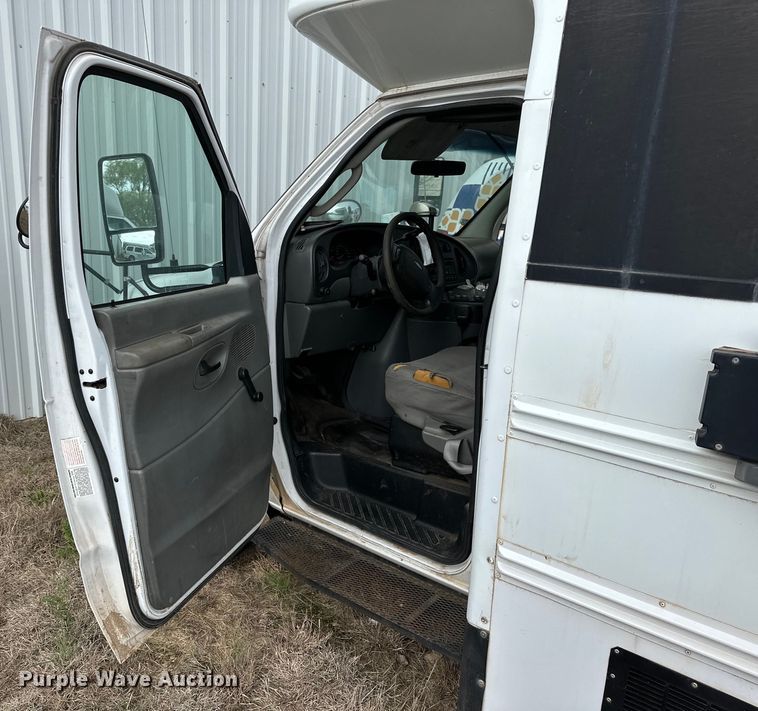 image for item DG4348 2006 Ford E450 shuttle bus