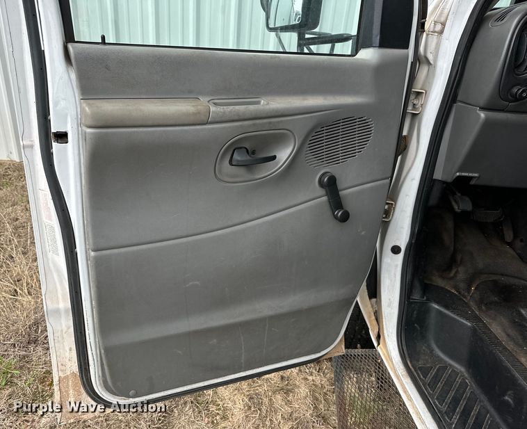 image for item DG4348 2006 Ford E450 shuttle bus