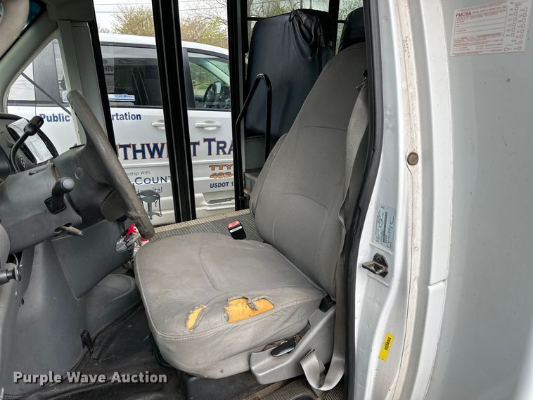 image for item DG4348 2006 Ford E450 shuttle bus