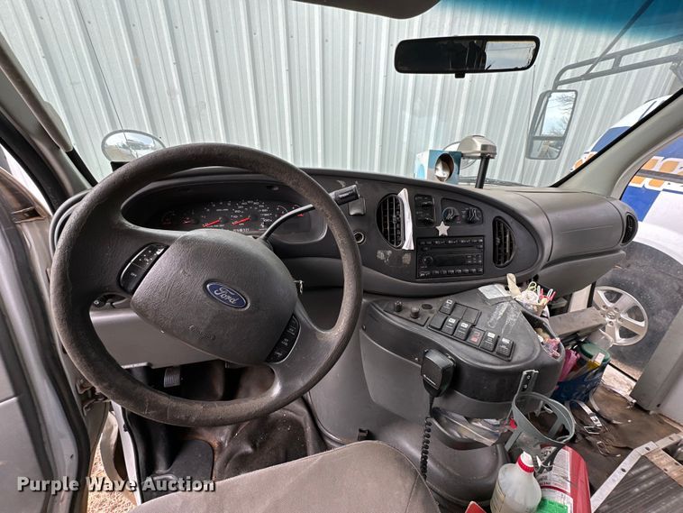 image for item DG4348 2006 Ford E450 shuttle bus