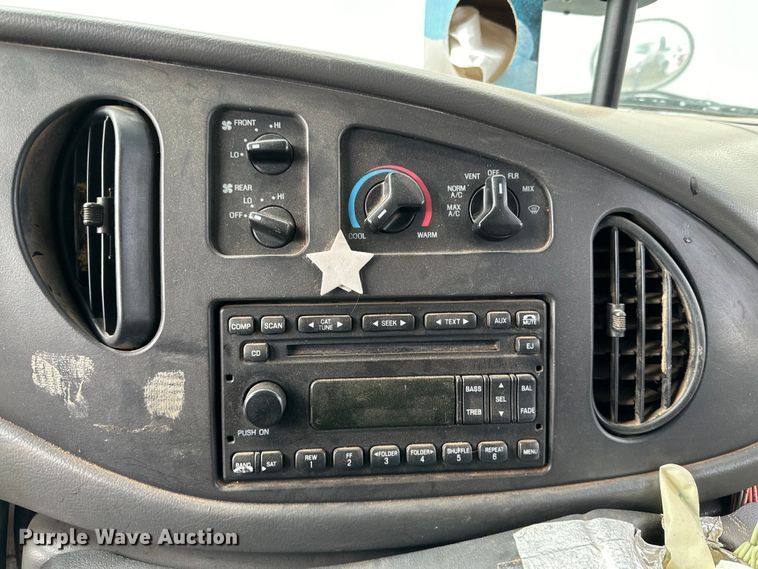 image for item DG4348 2006 Ford E450 shuttle bus