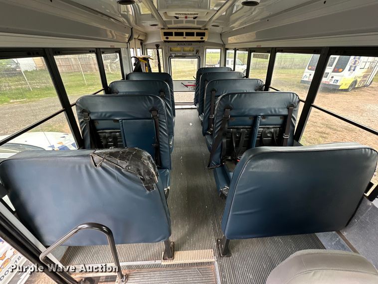 image for item DG4348 2006 Ford E450 shuttle bus